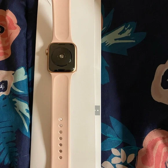 Apple watch SE like new, rose gold 40mm with gps